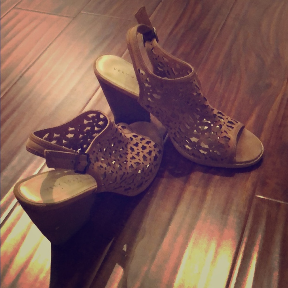 Summer/spring wedges with floral design